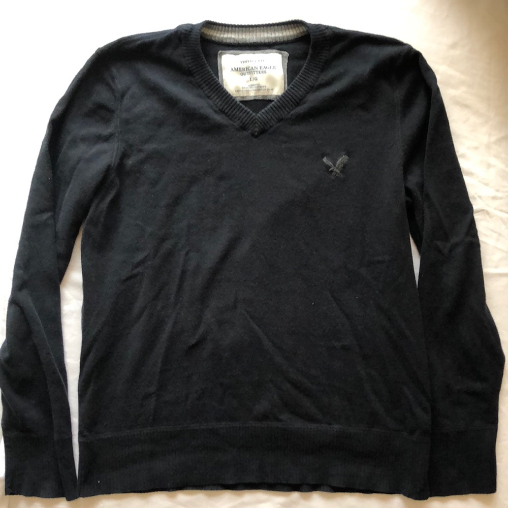 2/$10 Men’s American eagle sweater.